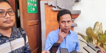 Apriadi Abdi Negara (kanan) dan rekan. Balitopik.com