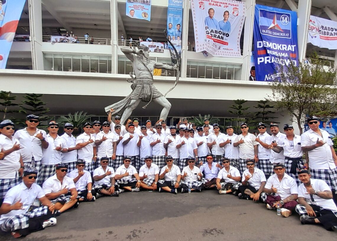 Potret Pecalang Bali di depan Stadion Utama GBK, Senayan, Jakarta sebelum bertugas