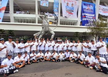 Potret Pecalang Bali di depan Stadion Utama GBK, Senayan, Jakarta sebelum bertugas