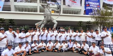 Potret Pecalang Bali di depan Stadion Utama GBK, Senayan, Jakarta sebelum bertugas