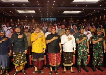 Pose bersama Pj Gubernur Bali dengan stakeholder terkait saat penutupan kampanye damai pemilu 2024