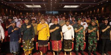 Pose bersama Pj Gubernur Bali dengan stakeholder terkait saat penutupan kampanye damai pemilu 2024