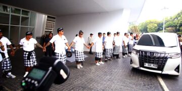 Potret Pecalng sedang membentuk pagar hidup di jalur VIP. Balitopik com