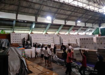 Proses pendistribusian kotak suara oleh KPU Kota Denpasar