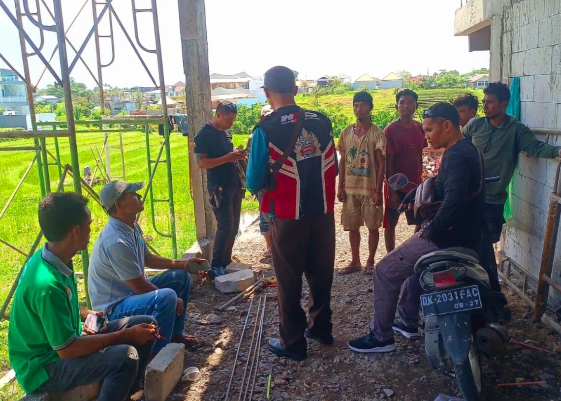 Ketua III Flobamora Bali, Marthen Rowa Kasedu saat memberikan sosialisasi dan pembinaan warga NTT di sebuah bedeng proyek. Ist