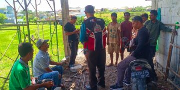 Ketua III Flobamora Bali, Marthen Rowa Kasedu saat memberikan sosialisasi dan pembinaan warga NTT di sebuah bedeng proyek. Ist