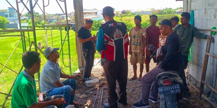 Ketua III Flobamora Bali, Marthen Rowa Kasedu saat memberikan sosialisasi dan pembinaan warga NTT di sebuah bedeng proyek. Ist