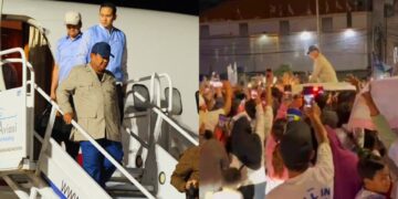 Prabowo Subianto saat turun dari pesawat dan disambut ribuan warga Bali meski sudah larut malam. Balitopik.com
