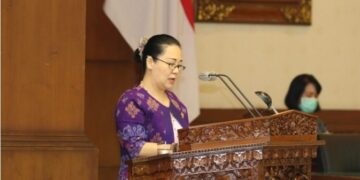 Grace Anastasia Surya Wijaya saat bacakan pandangan umum Fraksi Nasdem, PSI dan Hanura di Sidang Paripurna XII DPRD Bali tahun 2020. Ist