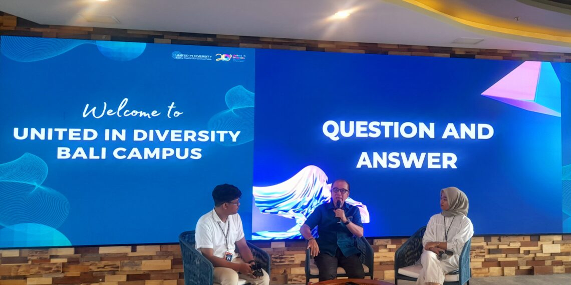 Presiden United In Diversity (UID), Tantowi Yahya (tengah)