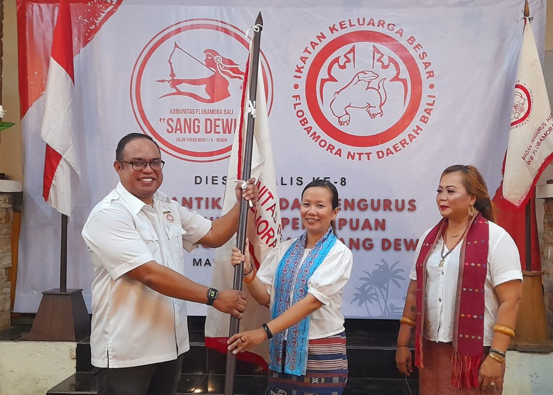 Fransiska Fila Hidayana (tengah) saat menerima pataka dari Ketua Umum Flobamora Bali Herman Umbu Billy (kiri) didampingi mantan ketua Komunitas Perempuan Flobamora Dewata Sang Dewi A.A Ayu Putu Priniti.