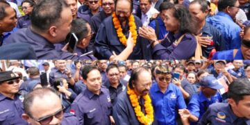 Surya Paloh saat disambut kader-kader NAsDem Bali pada Januari lalu. -IST