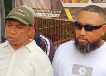 Yanuar Nahak (kiri) didampingi pengacara muda asal Malak Egi Clow. -IST