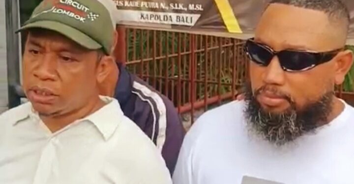 Yanuar Nahak (kiri) didampingi pengacara muda asal Malak Egi Clow. -IST