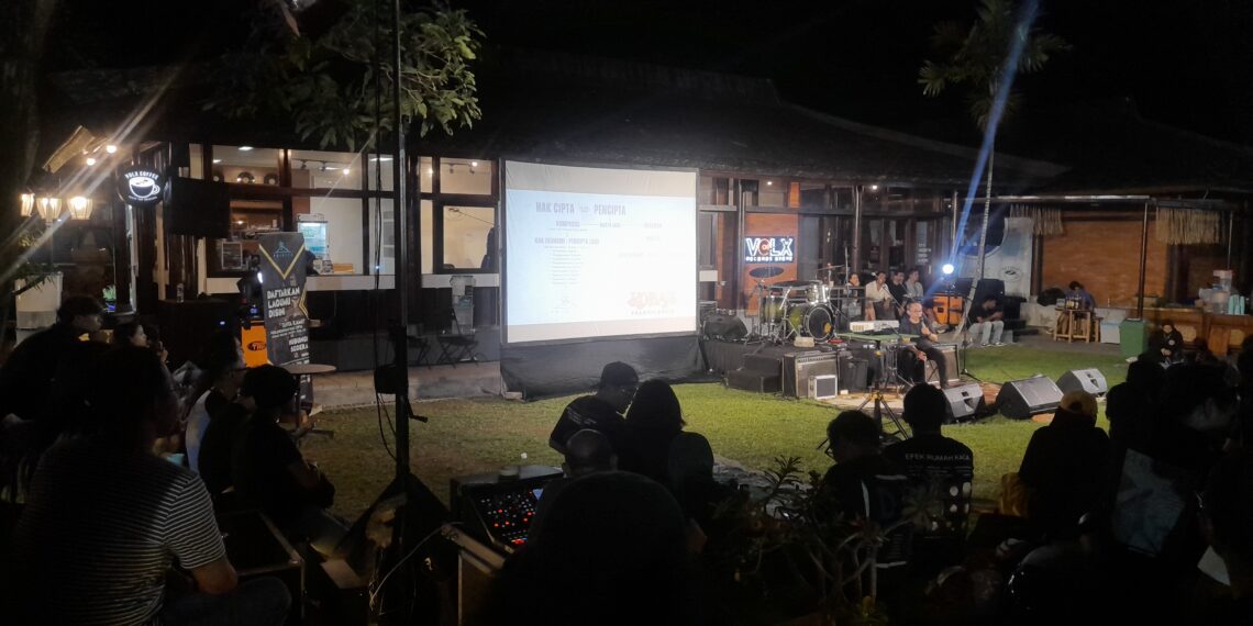 Potret para musisi sedang mendengar pemaparan dari CEO Pragita Group, Bimas Nurcahya di RTB Denpasar