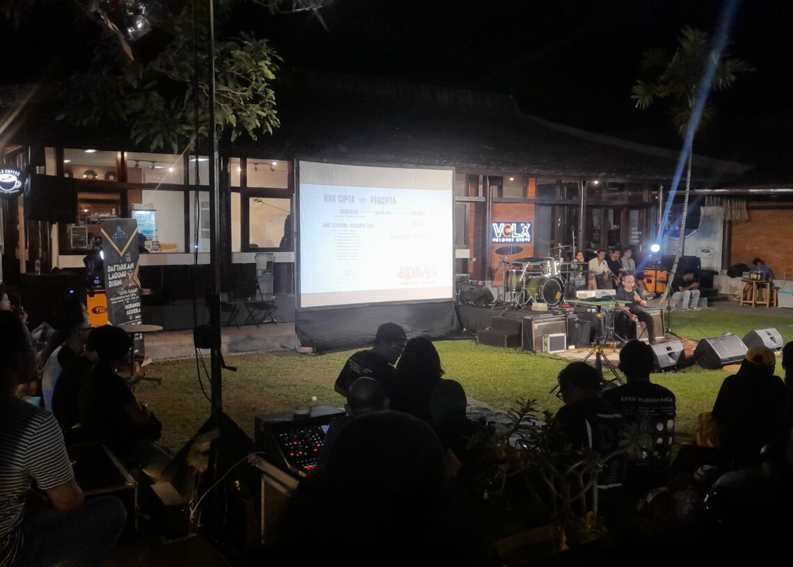 Potret para musisi sedang mendengar pemaparan dari CEO Pragita Group, Bimas Nurcahya di RTB Denpasar