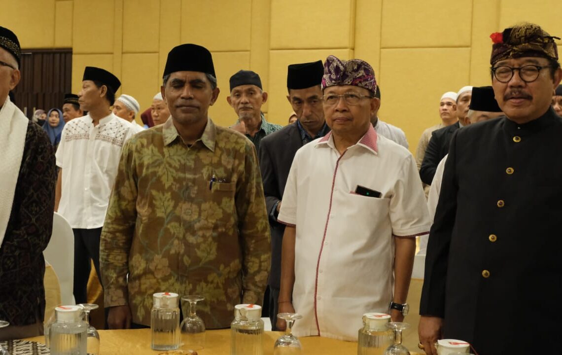 Momen Wayan Koster - Cok Ace saat berbuka puasa bersama umat Muslim Bali.