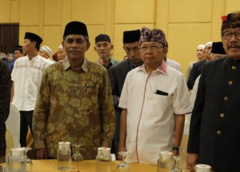 Momen Wayan Koster - Cok Ace saat berbuka puasa bersama umat Muslim Bali.