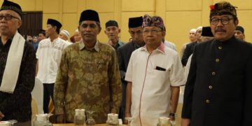 Momen Wayan Koster - Cok Ace saat berbuka puasa bersama umat Muslim Bali.