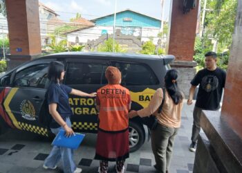 KSA saat diberangkatkan dari Kantor Imigrasi Ngurah Rai ke Bandara I Gusti Ngurah Rai. -IST