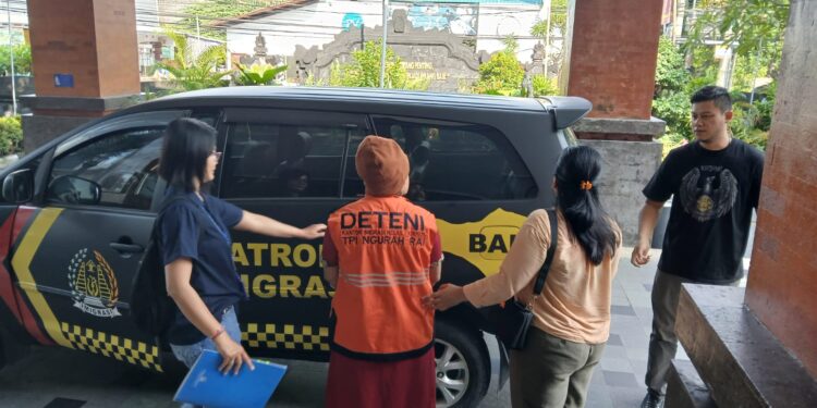 KSA saat diberangkatkan dari Kantor Imigrasi Ngurah Rai ke Bandara I Gusti Ngurah Rai. -IST