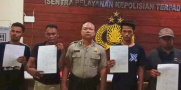 Para pihak yang ribut memegang surat pernyataan usai dimediasi oleh kepolisian. -IST