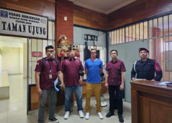 AP (tengah kaos biru) saat dijemput oleh Petugas Imigrasi Ngurah Rai di Lapas Kerobokan. -IST