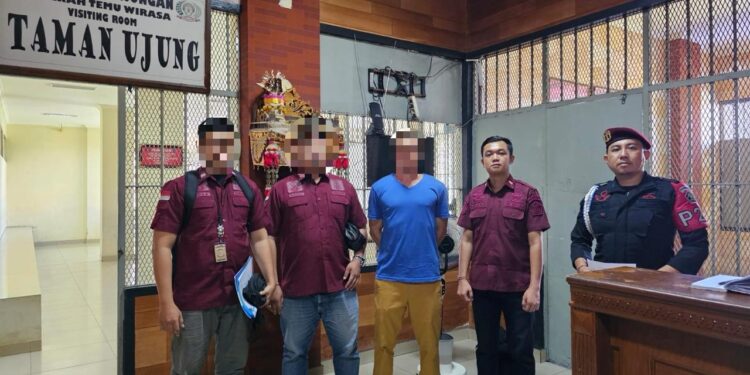 AP (tengah kaos biru) saat dijemput oleh Petugas Imigrasi Ngurah Rai di Lapas Kerobokan. -IST