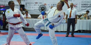 Dr. Ardy Ganggas (Kanan) saat bertarung di laga hiburan kelas veteran di Gendo Law Office Karate 2024