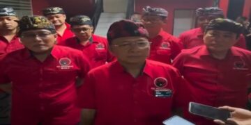 Wayan Koster (depan) dan Giri Prasta (kiri) bersama pengurus DPD dan DPC PDIP Badung. -IST