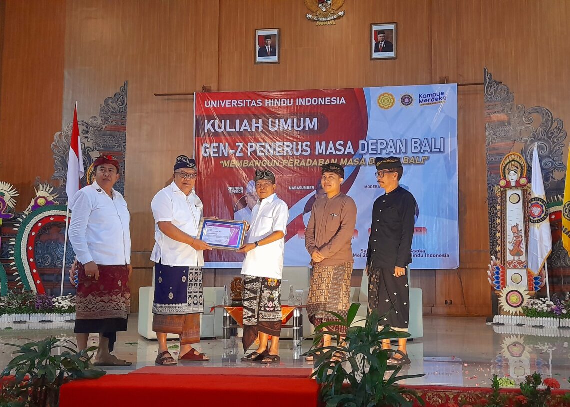 Rektor UNHI Prof. Dr. drh. I Made Damriyasa, MS., saat membetikan piagam penghargaan kepada Wayan Koster