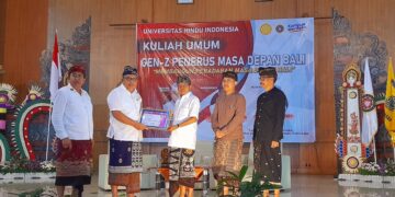 Rektor UNHI Prof. Dr. drh. I Made Damriyasa, MS., saat membetikan piagam penghargaan kepada Wayan Koster