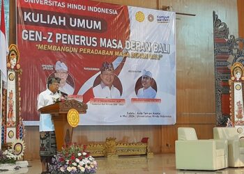 Wayan Koster saat memberi kuliah umum di UNHI. -Balitopik.com