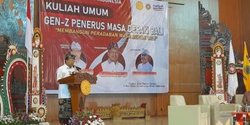 Wayan Koster saat memberi kuliah umum di UNHI. -Balitopik.com