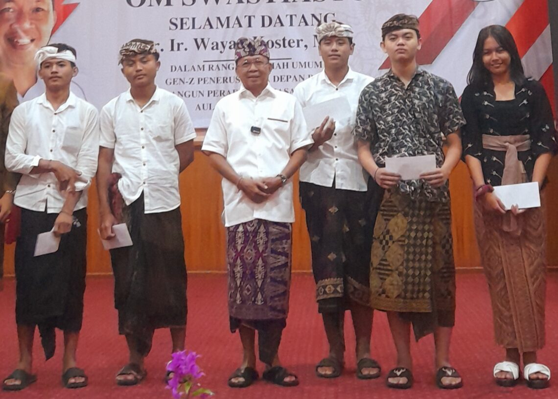 Wayan Koster (tengah) bersama 5 orang peserta bernama Ketut saat kuliah umum di Unibersitas Dwijendra.