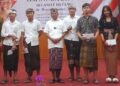 Wayan Koster (tengah) bersama 5 orang peserta bernama Ketut saat kuliah umum di Unibersitas Dwijendra.