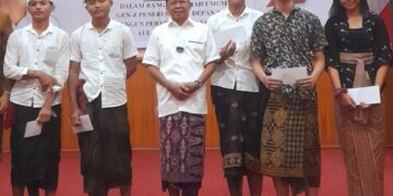 Wayan Koster (tengah) bersama 5 orang peserta bernama Ketut saat kuliah umum di Unibersitas Dwijendra.