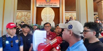 Korlap aksi Ambros Boli Berani saat membacakan tuntutan sikap Aliansi Masyarakat Bali Tolak RUU Penyiaran.