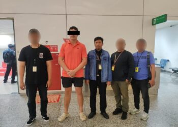 Petugas Imigrasi Ngurah Rai saat mengawal MJF untuk dideportasi di Bandara Ngurah Rai. -IST