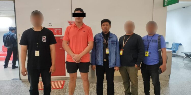 Petugas Imigrasi Ngurah Rai saat mengawal MJF untuk dideportasi di Bandara Ngurah Rai. -IST