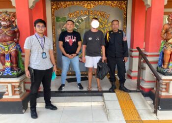 PE (wajah blur) saat akan diserahkan Rutan Kelas IIB Bangli ke Imigrasi Denpasar. -IST
