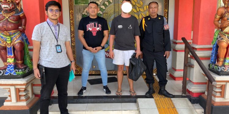 PE (wajah blur) saat akan diserahkan Rutan Kelas IIB Bangli ke Imigrasi Denpasar. -IST