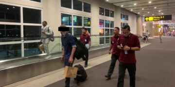 WNA asal Latvia inisial VG (depan) saat dideportasi dari Bali.