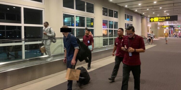 WNA asal Latvia inisial VG (depan) saat dideportasi dari Bali.