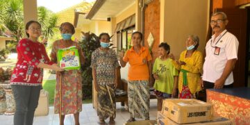 Penyaluran bantuan kepada Lansia yang diwakili Assistant Manager Kaneshiro Restaurant, Janet Kurniawan (kiri) di PSTW Wana Seraya.