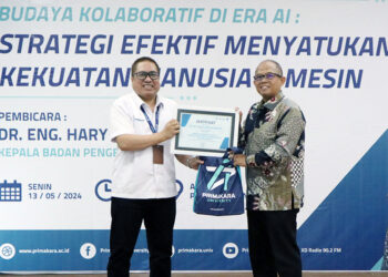 Kepala Badan Pengembangan SDM Kominfo Dr. Eng. Hary Budiarto M.Kom, IPM (kanan) dan Wakil Rektor I Bidang Akademik, Universitas Primakara, Helmy Syakh Alam.