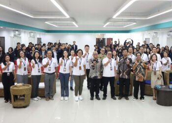 Kuliah umum tentang strategi efektif menyatukan manusia dan mesin oleh Kepala Badan Pengembangan SDM Kominfo, Dr. Eng. Hary Budiarto di Unibersitas Primakara - Bali
