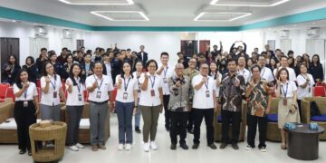 Kuliah umum tentang strategi efektif menyatukan manusia dan mesin oleh Kepala Badan Pengembangan SDM Kominfo, Dr. Eng. Hary Budiarto di Unibersitas Primakara - Bali
