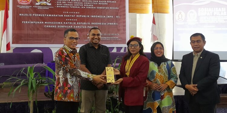 Ketua PMKRI cabang Denpasar, Chinly Yudia dan Wakil Ketua Badan Sosialisasi 4 Pilar MPR-RI, H. Moh. Arwani Thimafi (pegang plakat) didampingi 3 Anggota MPR-RI.