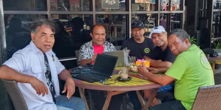 Ketua PENA NTT Bali, Igo Kleden (kiri-baju putih) didampingi para pengurus, Sabtu (8/6) di Cafe Pica, Denpasar-Bali.